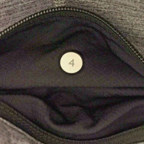 Lululemon Run For Fun Women's 4 Lightweight Crop Legging‎ Black Gray Zip Pockets - Picture 2 of 3
